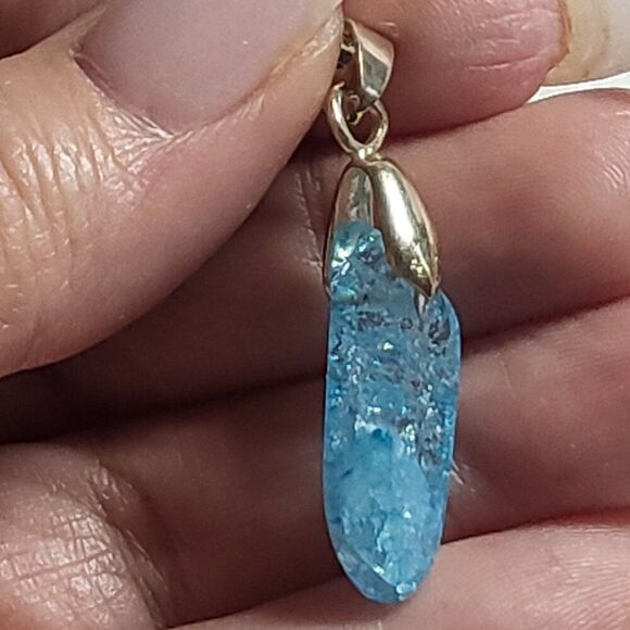 Aquamarine Blue Crackle Quartz Pendant - Picture 2 of 3